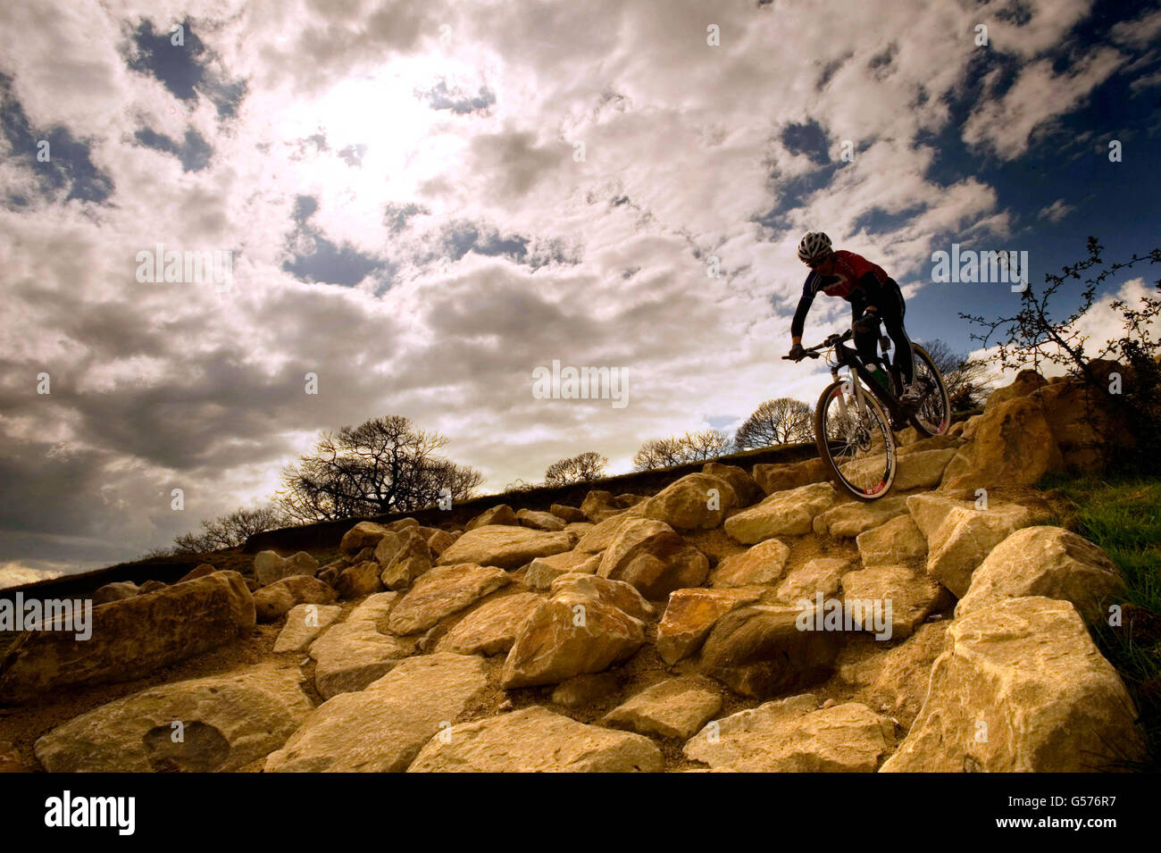 Großbritannien Radsportteam-Mitglied Liam Kileen testet das neue Rock Garden-Hindernis auf der Mountainbike-Strecke auf der Hadleigh Farm, Essex, in einem Testevent vor der diesjährigen Olympiade Stockfoto