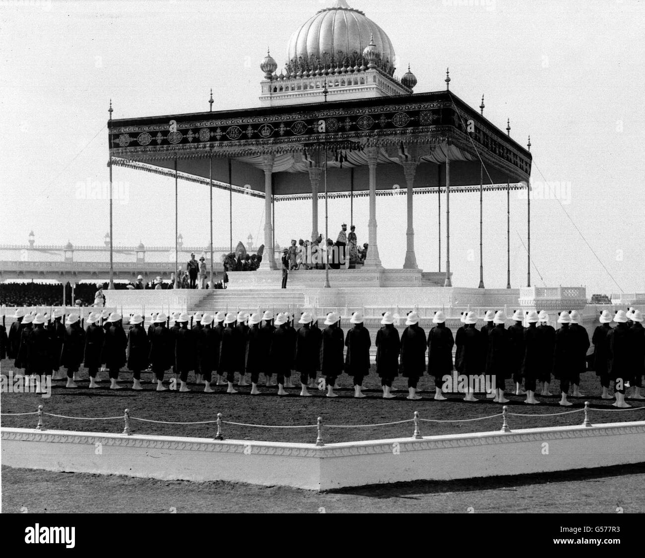 Ihre Majestäten König George V. und Königin Mary, Kaiser und Kaiserin von Indien, in ihren Gewändern während einer Zeremonie im Zusammenhang mit der Delhi Durbar. Der König Kaiser proklamierte die Gründung von Neu Delhi, das Kalkutta als Hauptstadt von Britisch-Indien ersetzen soll. Stockfoto