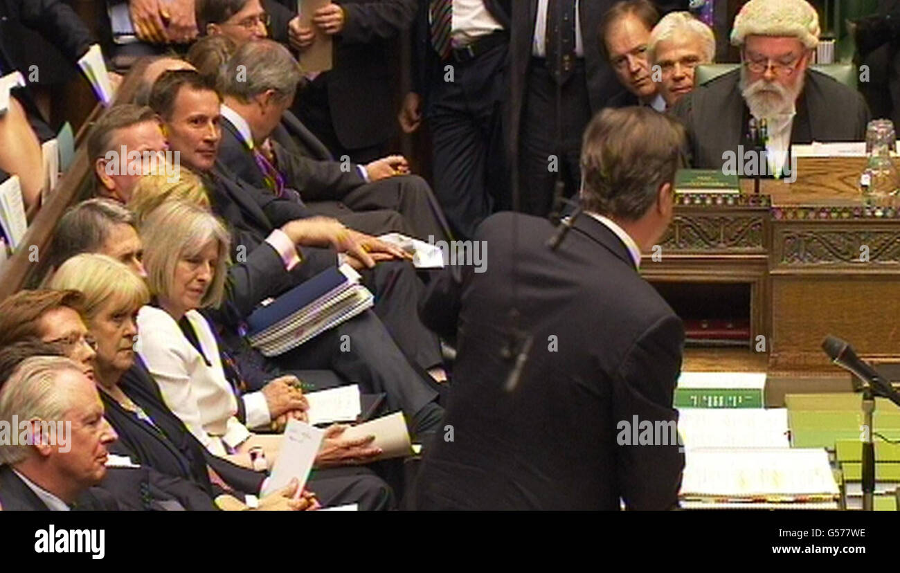 Kultursekretär Jeremy Hunt (fünfter von links oben) sieht zu, wie Premierminister David Cameron während der Fragen des Premierministers im Unterhaus in London sprach. Stockfoto