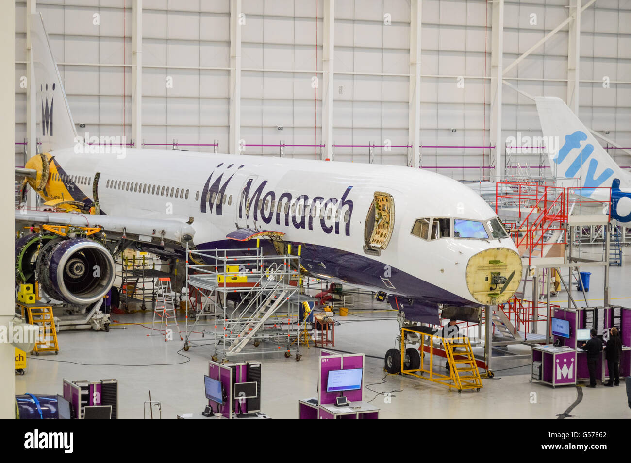 Monarch-Fluglinien, Boeing 757-2T7 G-MONJ durchläuft eine Renovierung im November 2013, flog das Flugzeug erstmals am 5. April 1988, Stockfoto