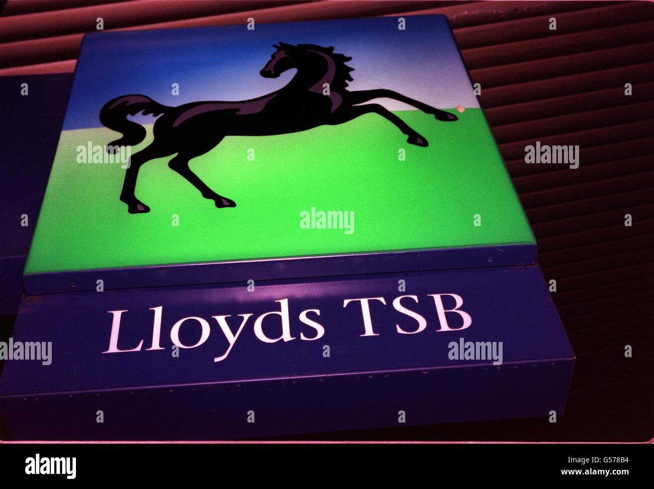 Die Lloyds TSB Bank Black Horse Logo vor einer Filiale im Zentrum von London. Lloyds TSB's geplante Übernahme von Abbey National hat einen Schritt nach vorn getan, nachdem es dem Office of Fair Trading Details des geplanten Deals vorgelegt hat. * die Gruppe, die gatecrashed Abbey Pläne mit der Bank of Scotland mit einem unaufgefordert Übernahme Ansatz verschmelzen, sagte, die Details wurden eingereicht. *11/12/03: Hunderte von Arbeitern beim Bankengiganten Lloyds TSB begannen, über die Frage zu stimmen, ob sie aus Protest gegen die Schließung eines Call Centers streiken sollten. Die Mitglieder von Unifi werden in den nächsten Wochen als Teil einer Gewerkschaft an die Abstimmung teilnehmen Stockfoto