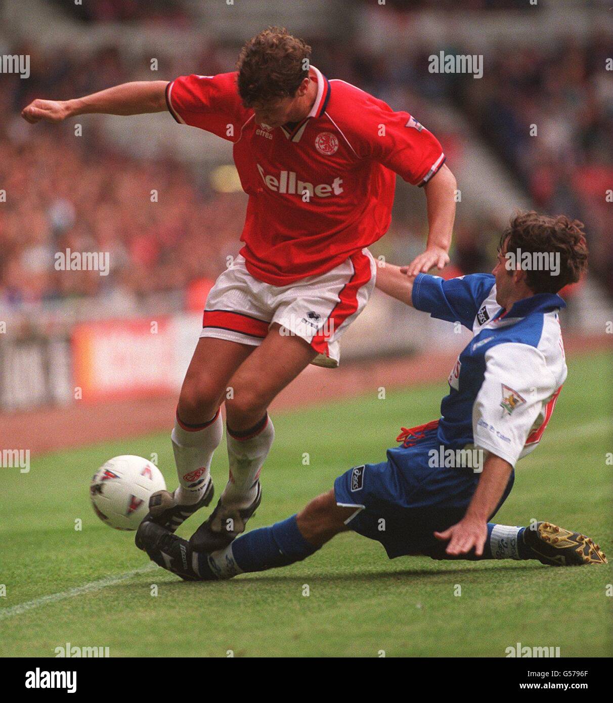 L-R: NEIL COX, MIDDLESBROUGH. MATT HOLMES, BLACKBURN ROVERS **** M / BR Stockfoto