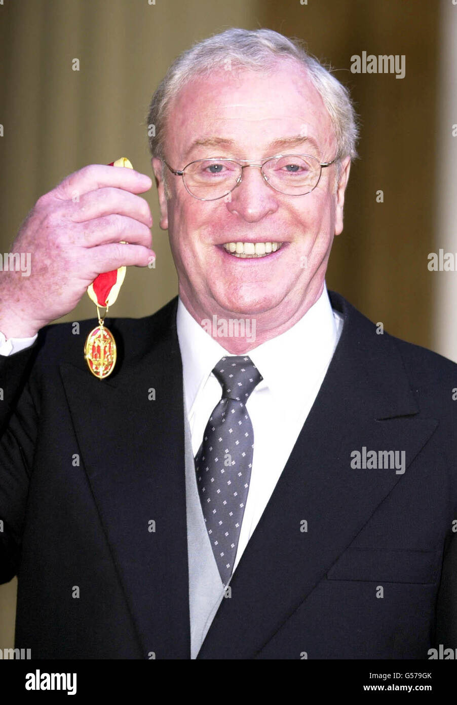 Schauspieler Michael Caine im Buckingham Palace in London, nachdem er von der britischen Königin Elizabeth II. Zum Ritter geschlagen wurde Ritter als Sir Maurice Micklewhite - sein richtiger Name. *...der in Bermondsey geborene Sohn eines Fischporters in Billingsgate und der Londoner Charwoman bleibt ein produktiver Filmschauspieler, zu dessen Darstellern der bebrillte Harry Palmer in den Spionage-Thrillern von Len Deighton, Cockney Lothario Alfie Elkins in Alfie und Charlie Croker in The Italian Job gehören. Stockfoto
