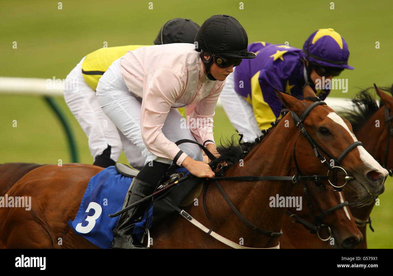 Sunny Side up geritten von Laura Barry geht auf, um das Geld zurück zu gewinnen, wenn Spanien gewinnen bei BetVictor.com Handicap auf Ayr Racecourse, Ayr. Stockfoto