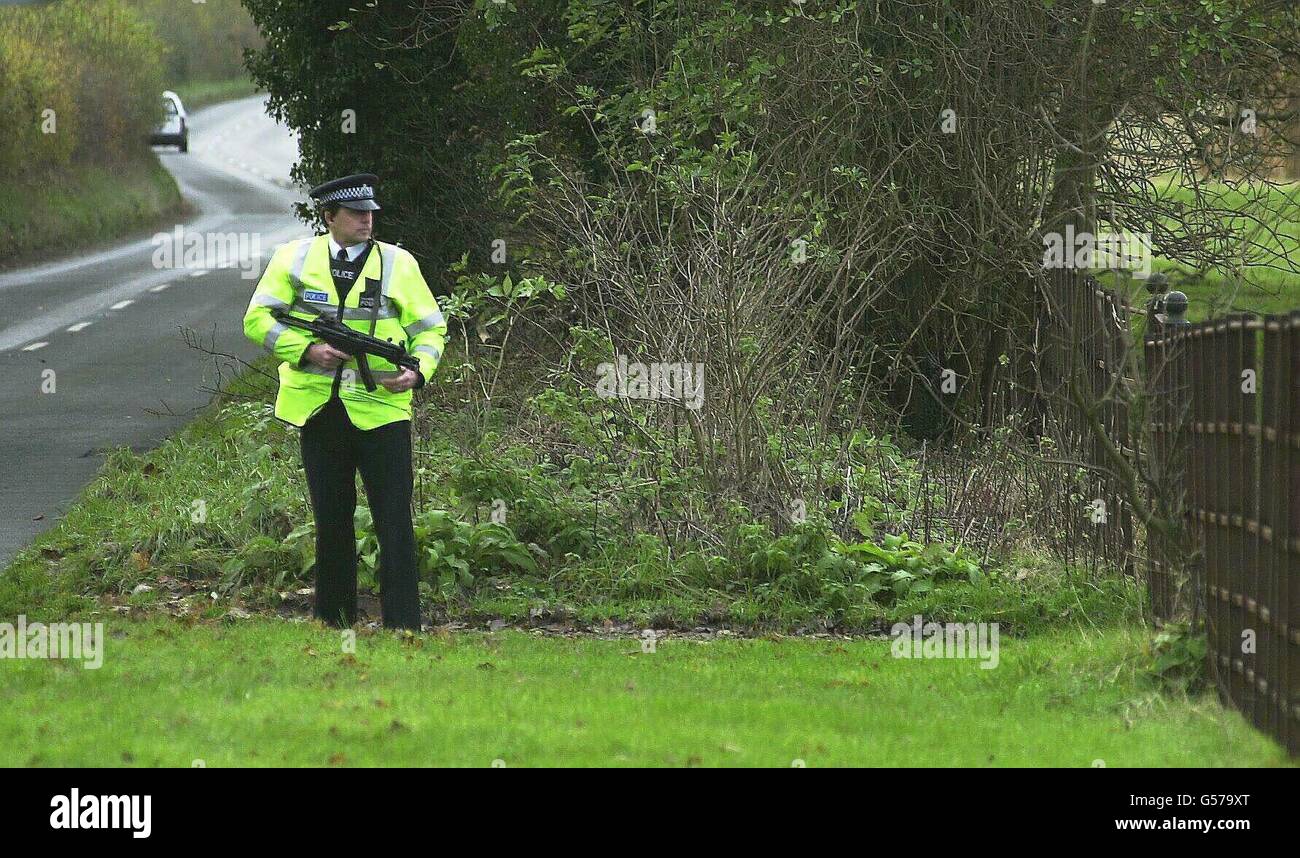 Bewaffnete Polizeiwache vor Chequers, dem Landsitz des britischen Premierministers. Das Kabinett nimmt an einem Strategietreffen im Haus in Buckinghamshire Teil, um seine Strategie für die nächsten Parlamentswahlen vorzubereiten. Stockfoto