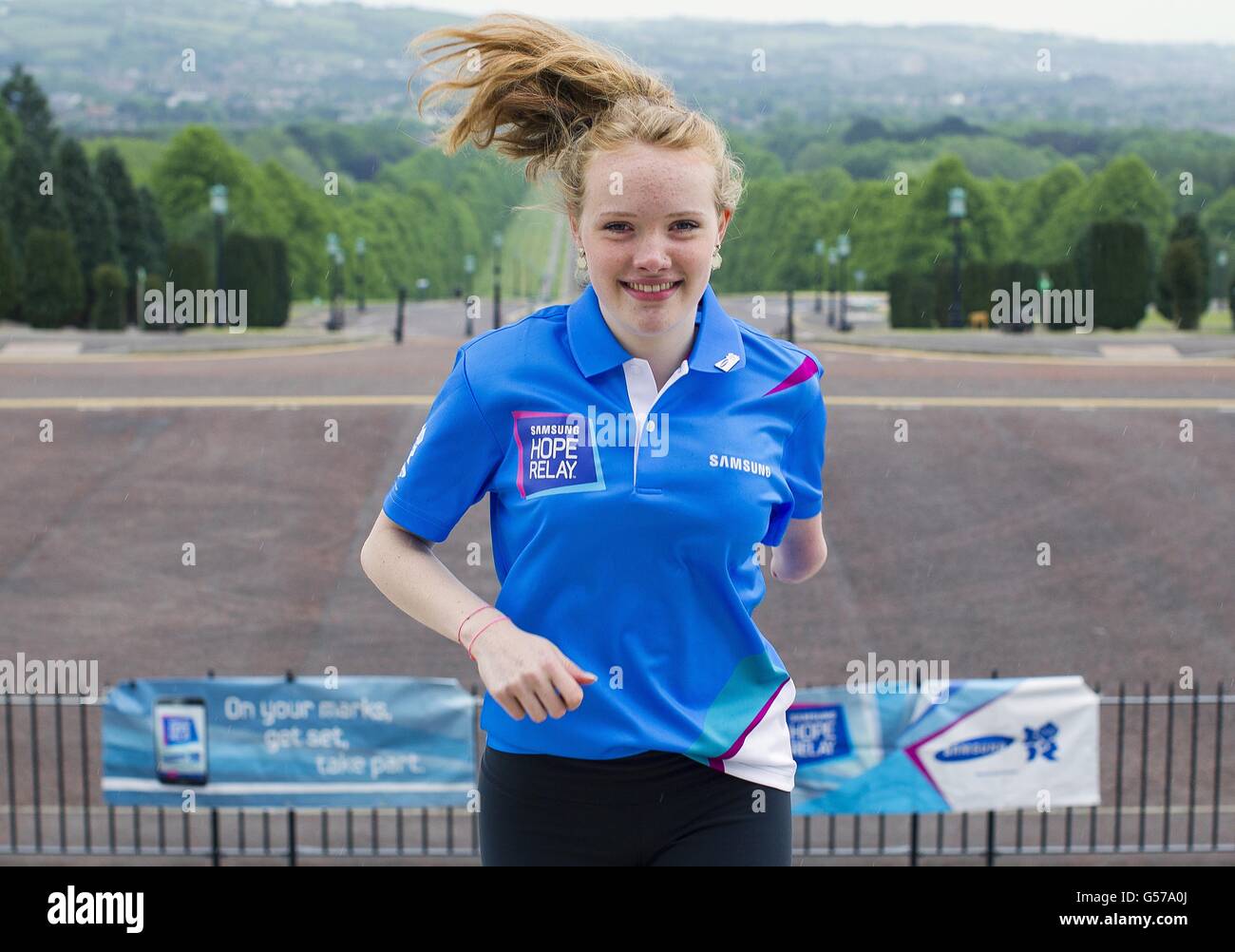 Team GB Paralympic Läuferin Sally Brown aus Ballykelly hilft beim Start des Samsung Hope Relay im Parliament Building, Belfast. Stockfoto