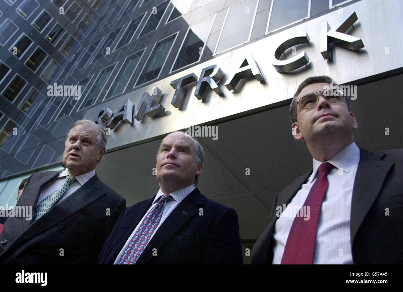 Links-rechts, Railtrack Chairman Sir Philip Beck, der ehemalige Chief Executive Gerald Corbett und sein Nachfolger, der derzeitige Finanzdirektor Steven Marshall, vor dem Hauptsitz des Unternehmens in der Mitte. Herr Corbett kündigte seinen Rücktritt an. * nach dem Eisenbahnunfall von Hatfield im letzten Monat und anhaltenden Sicherheitsprobleme. Stockfoto