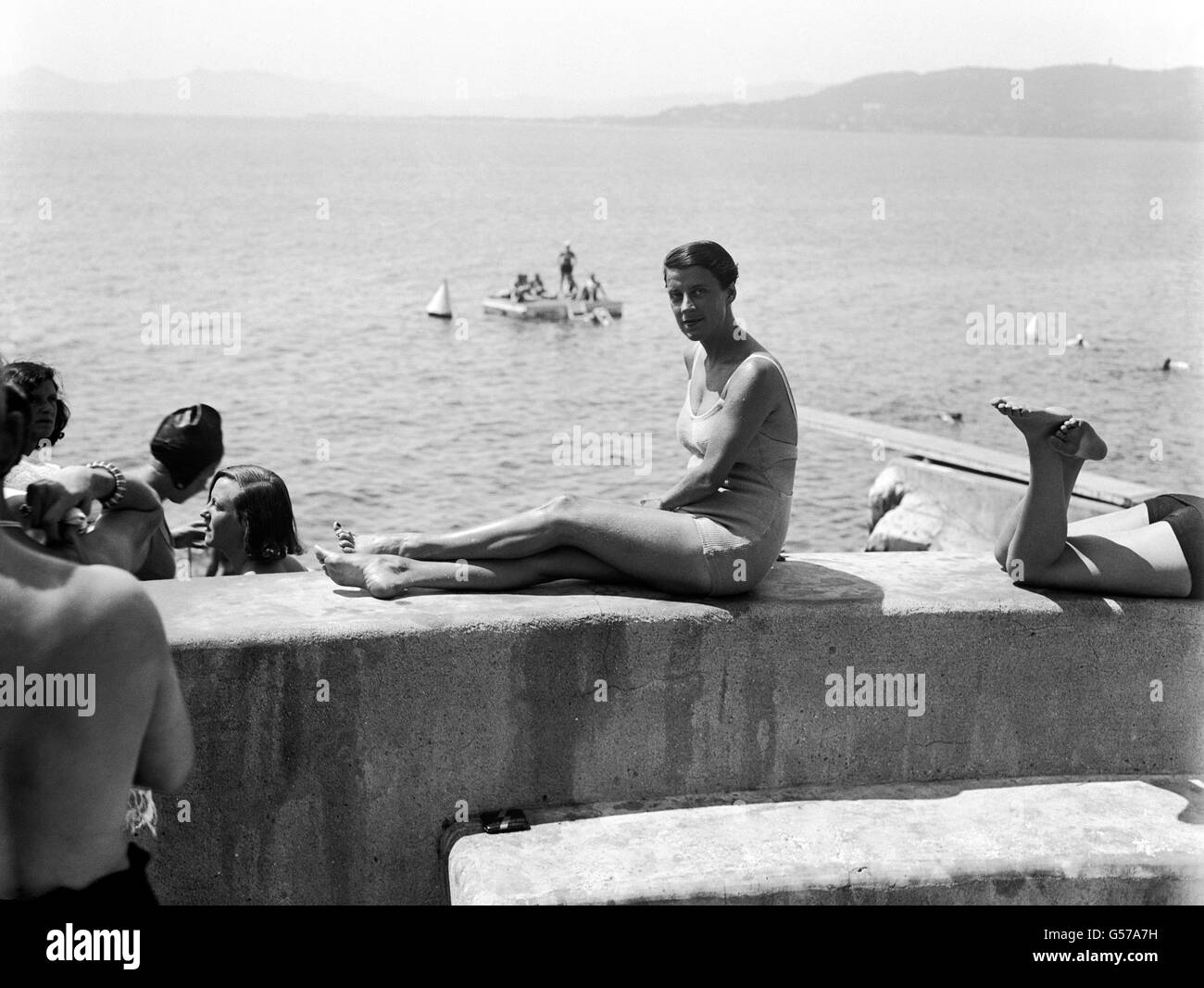 Schauspielerin und Komödistin Beatrice Lillie, Sonnenbaden am Cap d'Antibes, Frankreich. Sie ist mit Sir Robert Peel verheiratet. Stockfoto