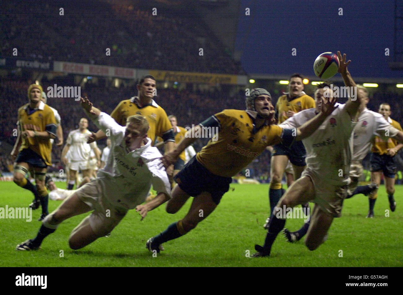 Der englische Dan Luger (rechts) greift den Ball von Australiens Sam Cordingley, um Englands Siegeversuch während ihres Rugby Union International in Twickenham in London zu erzielen, Endstand England 22. Stockfoto