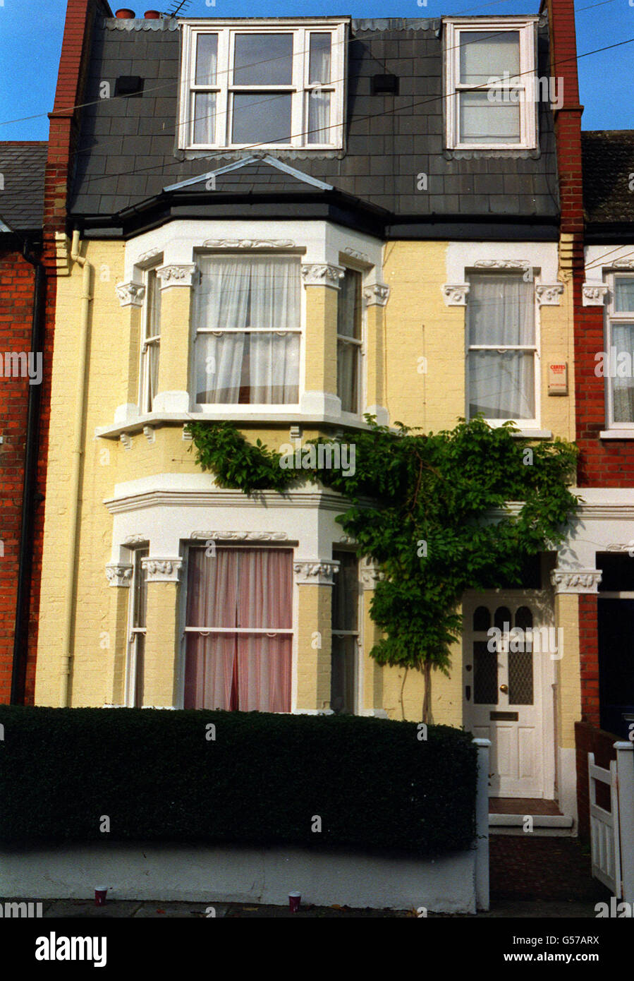 Die Heimat von Judith Keppel, 58, die als erste Teilnehmerin den 1-Millionen-Jackpot in der TV-Quiz-Show "Who wants to be A Millionär?" in Fulham, London, ausgeschüttet hat.Keppel ist auch eine Verwandte von Camilla Parker Bowles, der Partnerin des Prince of Wales. * die Zuschauer haben bereits gesehen, dass Frau Keppel am 18/11/00 in einer Folge 16,000 gewonnen hat. Ein Show-Insider bestätigte, dass die Gartendesignerin aus Fulham, im Südwesten Londons, die sie aufgebraucht hat Ask the Audience Lifeline, als sie von der Frage, in welchem Land Premierminister Tony Blair geboren wurde, gestolpert wurde, bis zu einer Million gehen wird. Stockfoto