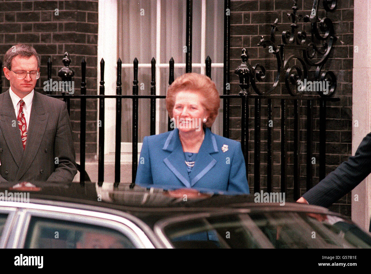 22. NOVEMBER: An diesem Tag im Jahr 1990 reichte Margaret Thatcher ihren Rücktritt ein. Margaret Thatcher kündigt Rücktritt an: Premierministerin Thatcher verlässt die Downing Street, um bei der Queen zu einer Audienz zu kommen. Stockfoto