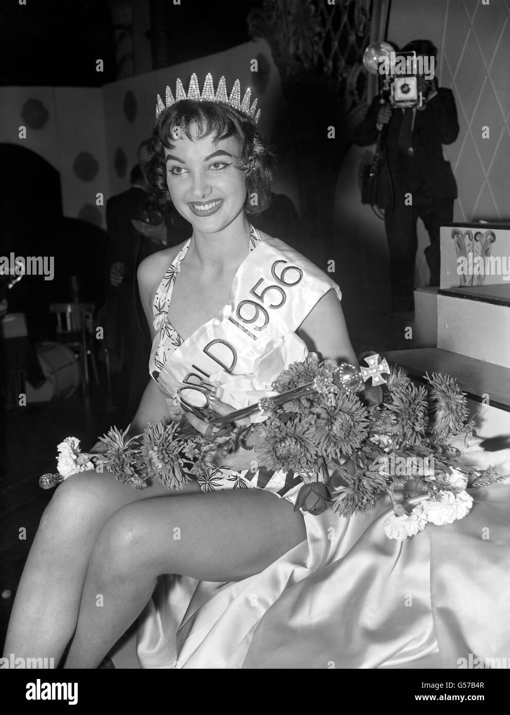 MISS WORLD 1956: Die Brünette Petra Schurmann, Miss Deutschland, trägt die Siegessasche, nachdem sie den Titel Miss World 1956 im Finale im Lyceum, Strand, London, gewonnen hat. Petra, 23, ist Studentin und Model mit Ambitionen Schauspielerin zu werden. Stockfoto
