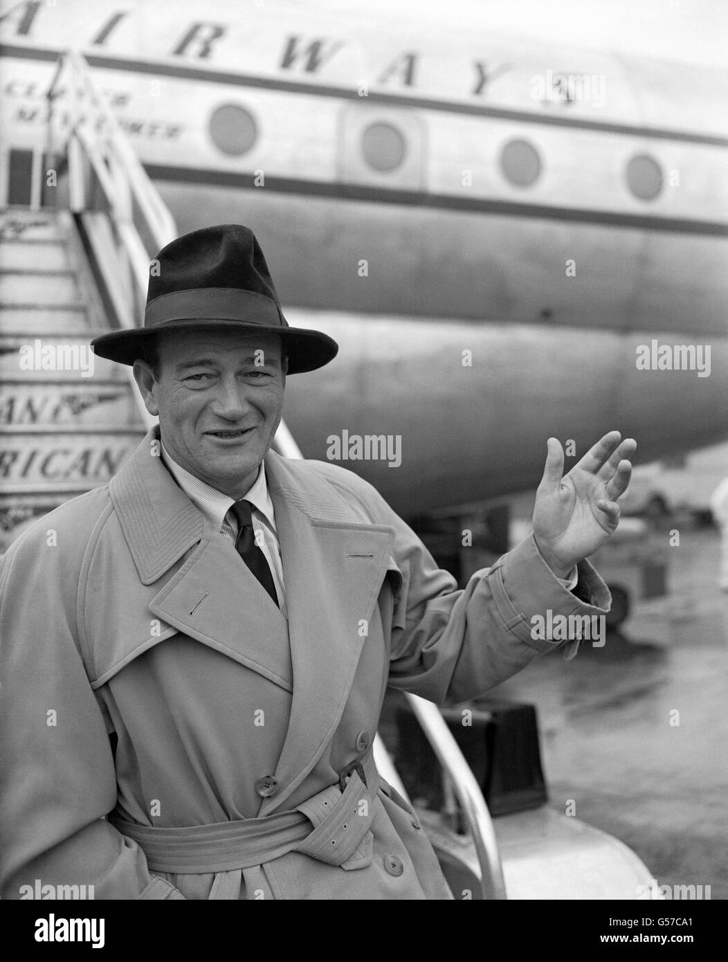 John Wayne bei seiner Ankunft am Flughafen Heathrow für seinen ersten Besuch in England. Stockfoto