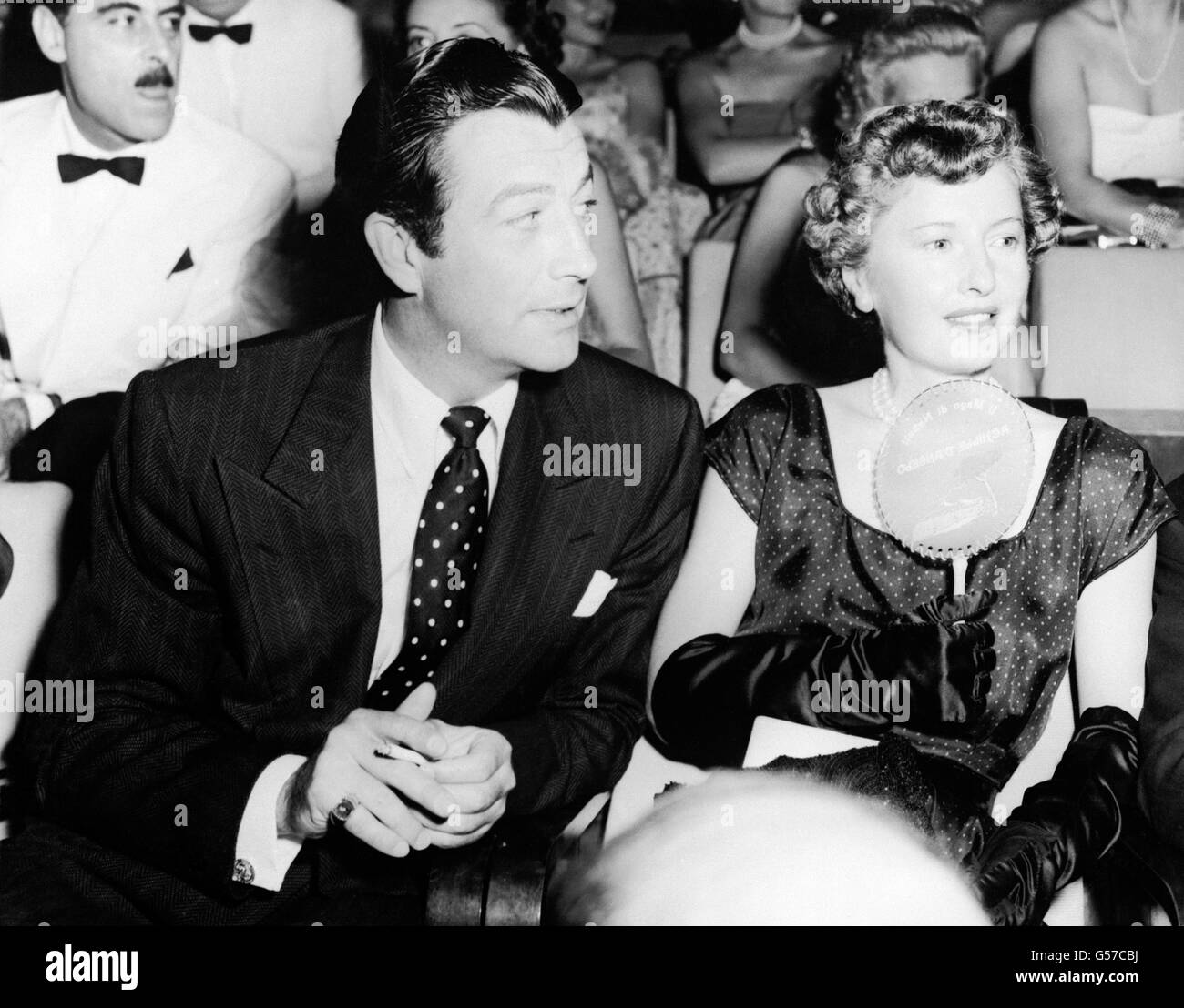 Die Hollywood-Filmstars Robert Taylor und seine Frau Barbara Stanwyck genießen einen Abend im Theater in Venedig. Stockfoto