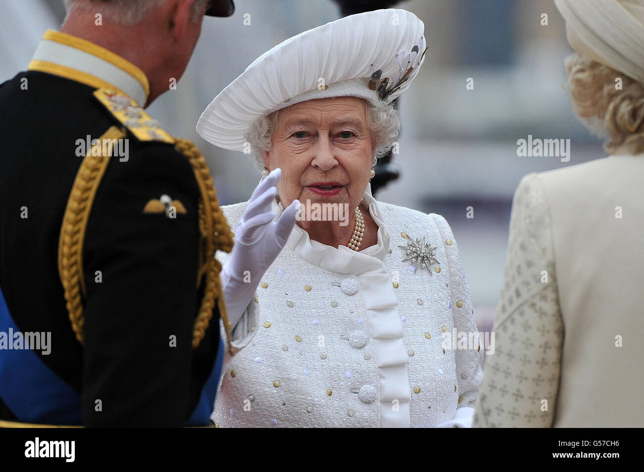 Queen Elizabeth II. Kommt auf dem Chelsea Pier während des Diamond Jubilee River Pageant auf der Themse in London an. Stockfoto