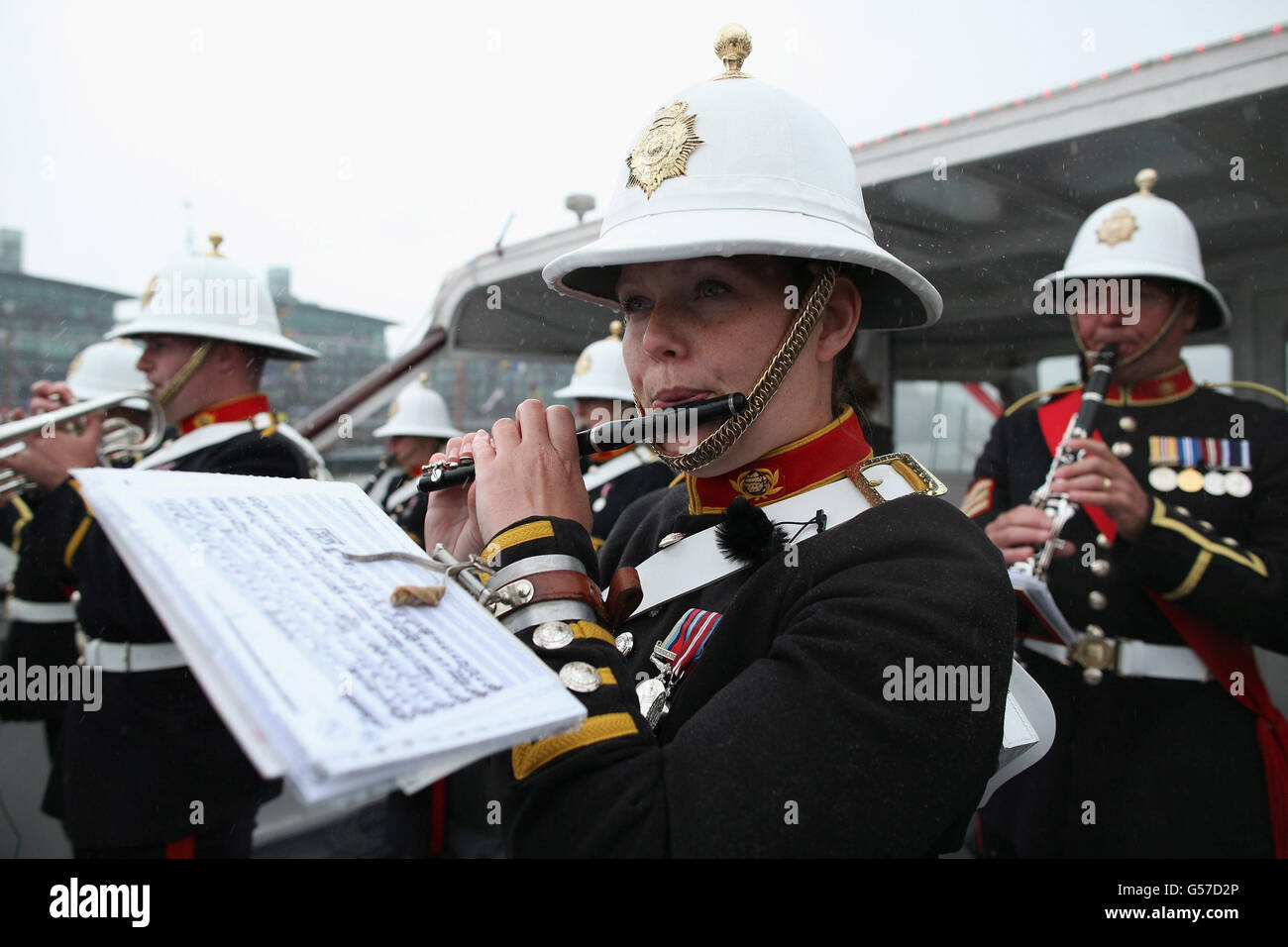 Plymouth ist Mitglied der Royal Marine Band von her Majesty und spielt im strömenden Regen während des Diamond Jubilee River Pageant an der Themse in London. Stockfoto