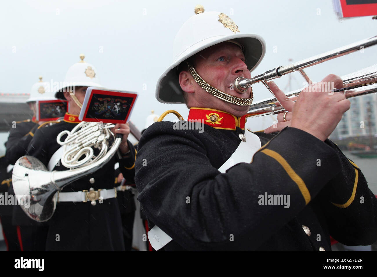 Plymouth ist Mitglied der Royal Marine Band von her Majesty und spielt im strömenden Regen während des Diamond Jubilee River Pageant an der Themse in London. Stockfoto