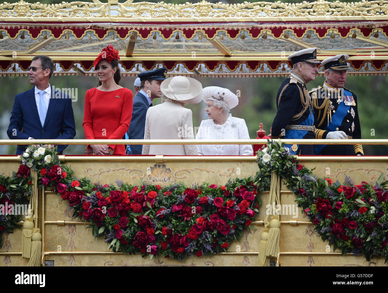 Catherine, Herzogin von Cambridge, Camilla, Herzogin von Cornwall, die britische Königin Elizabeth II., Prinz Philip, Herzog von Edinburgh, und Prinz Charles, Prinz von Wales, stehen zusammen auf dem königlichen Schiff 'Spirit of Chartwell' während der Thames Diamond Jubilee Pageant auf der Themse in London. Stockfoto