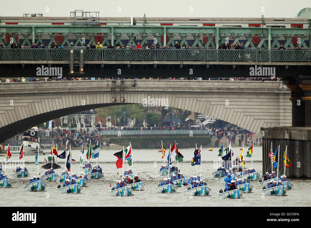 Boote während der Diamond Jubilee River Pageant auf der Themse, London. Stockfoto