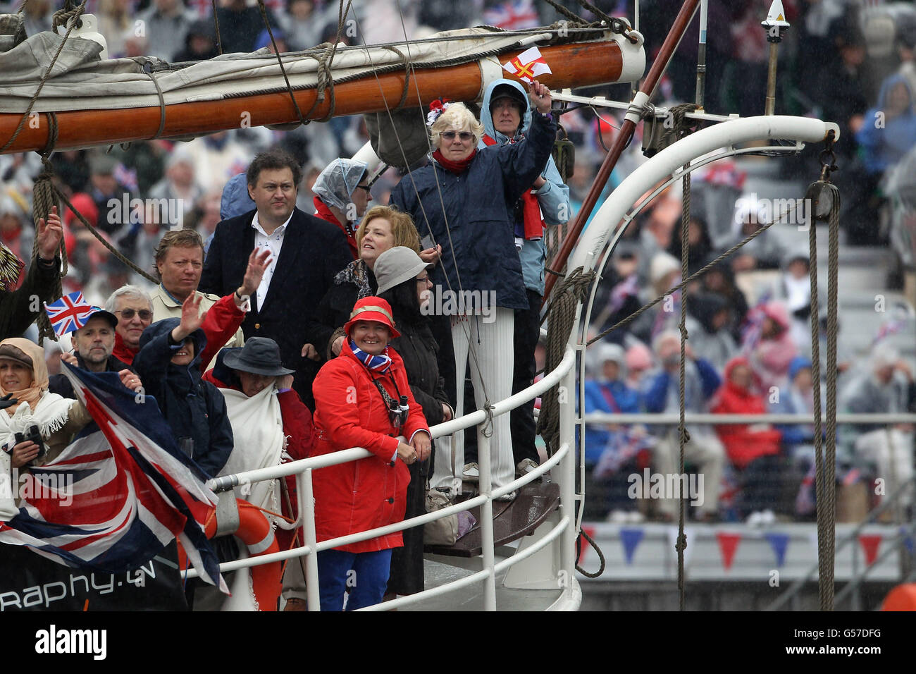 Royal Well Wisher auf einem Boot während des Diamond Jubilee River Pageant auf der Themse, London. Stockfoto
