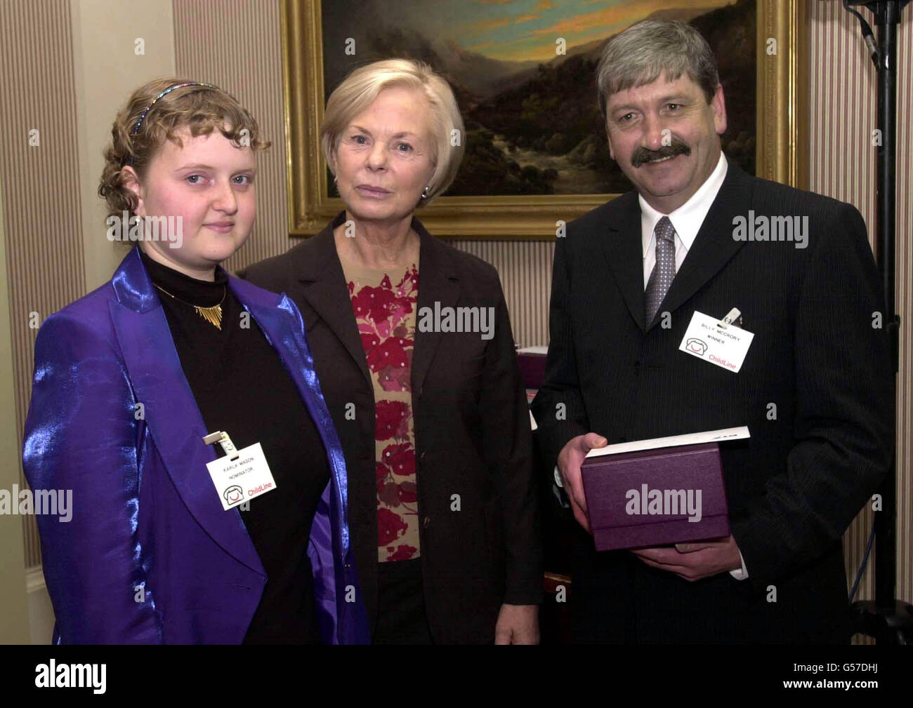 Billy McCrory (R), einer der Gewinner der Childline Awards 2000 mit seiner Nominiererin Karla Mason und der Herzogin von Kent (Mitte). Gewöhnliche Helden, die mit Kindern arbeiten, wurden in den prestigeträchtigen Preisen für die Verdienste um Jugendliche ausgezeichnet. Stockfoto