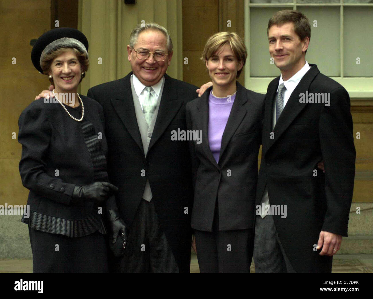 Sir Edward George, Gouverneur der Bank of England, mit seinem Sohn Julian, seiner Tochter Alexandra und seiner Frau Vanessa im Buckingham Palace, nachdem er von der Queen zum Ritter geschlagen wurde. * der neue Ritter der Threadneedle Street, der bis jetzt als Eddie bekannt war, sagte, seine Frau - jetzt Lady George - habe es immer vorgezogen, ihn Edward zu nennen. Stockfoto