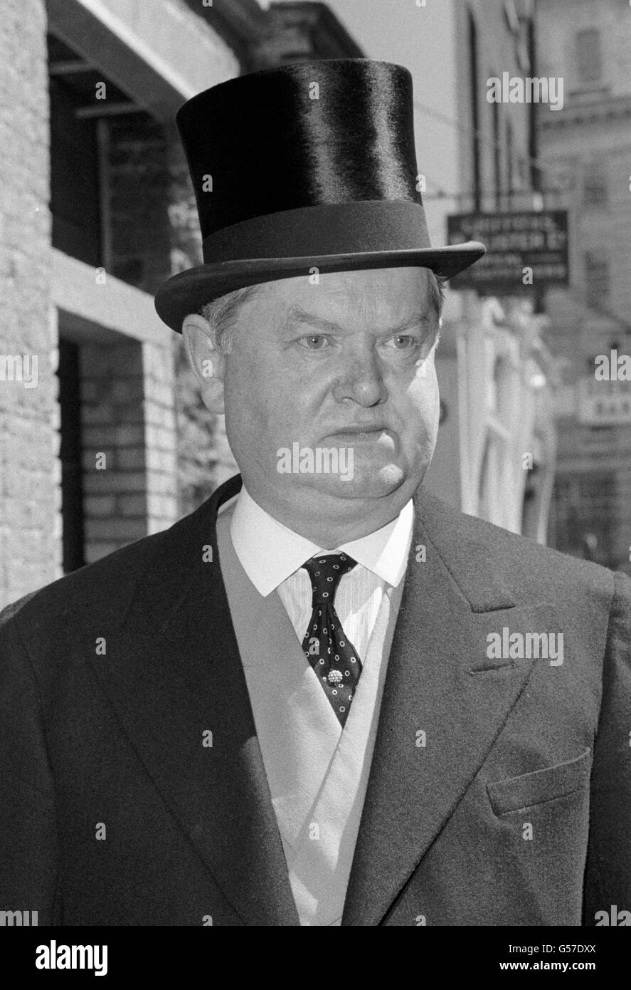 Die Romanautorin Evelyn Waugh verlässt die katholische Kirche Mariä Himmelfahrt, Warwick St, London, nach der Hochzeit seines ältesten Sohnes, Auberon, mit Lady Teresa Onslow. Die Braut ist Tochter des Grafen und der Gräfin von Onslow. Stockfoto
