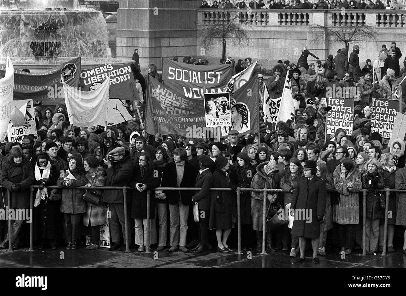 Ein Teil der Menge versammelten sich auf dem Trafalgar Square, um Redner zu hören, die forderten, dass Frauen die gleichen Rechte wie Männer haben. Die militanten Frauen versammelten sich im Hyde Park und marschierten zum Trafalgar Square. Danach wurde eine Petition in der Downing Street Nr. 10 eingereicht. Stockfoto