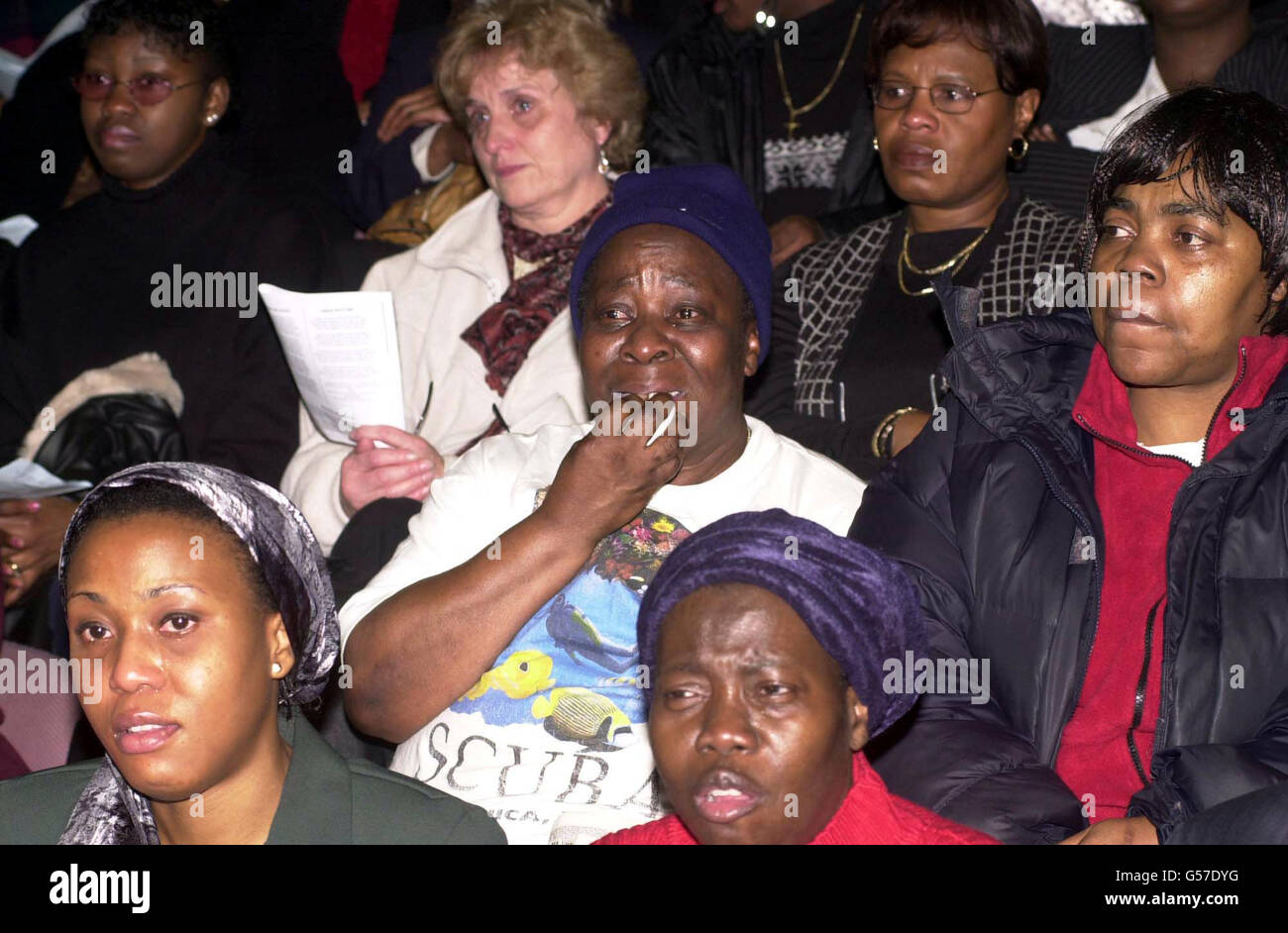 Trauernde Trauernde am Berg des Feuers und der Wunder Ministerien in Londons Old Kent Road Donnerstag, den 7. Dezember 2000, während des Gedenkens an die 10-jährige Damilola Taylor, die am 27/11/00 starb. Stockfoto