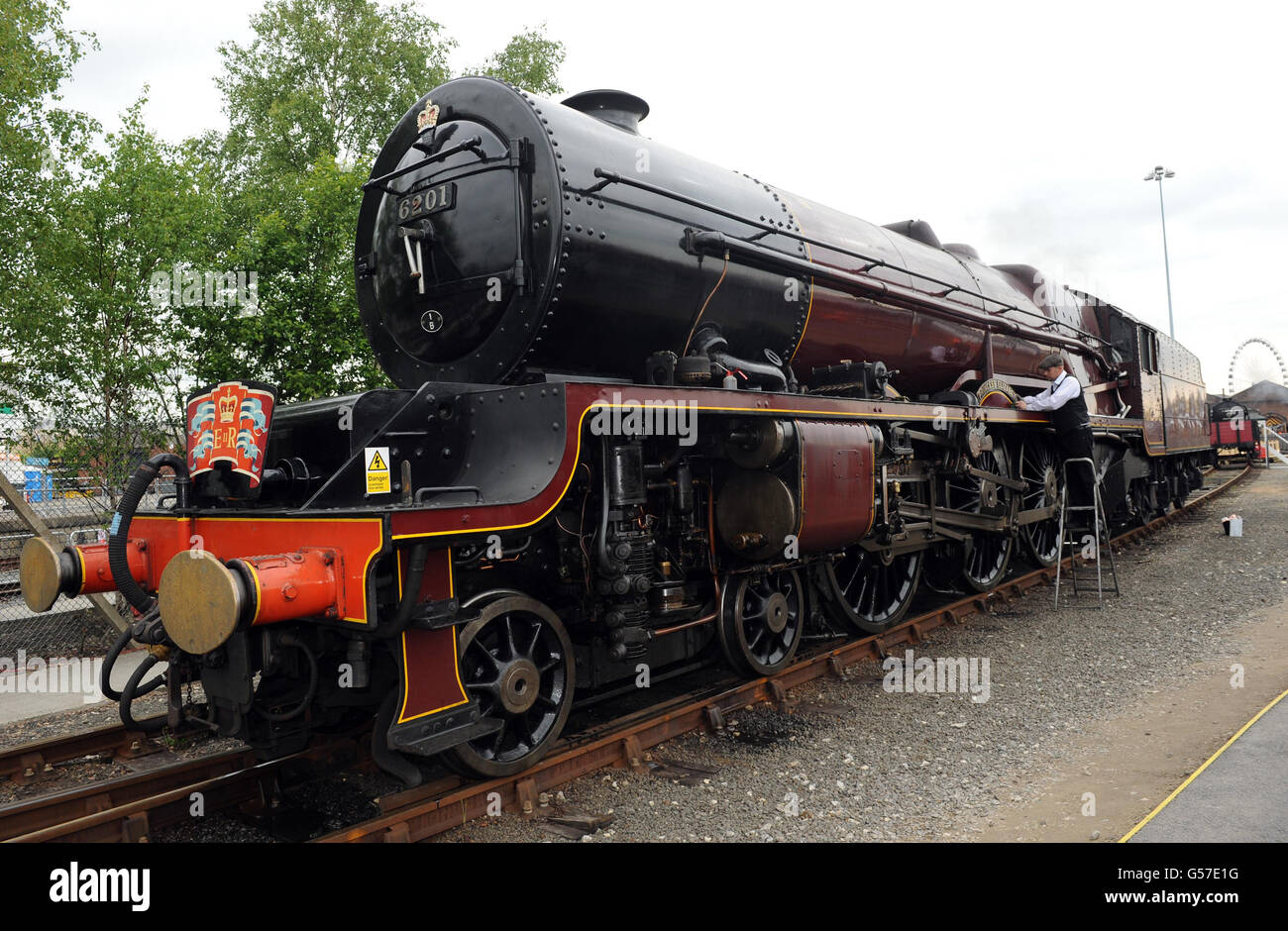 Andy Hardy, Mitarbeiter des National Railway Museum, bereitet die Lok Princess Elizabeth für die Ausstellung in der Railfest-Ausstellung vor, die derzeit im National Railway Museum, York, stattfindet. Stockfoto