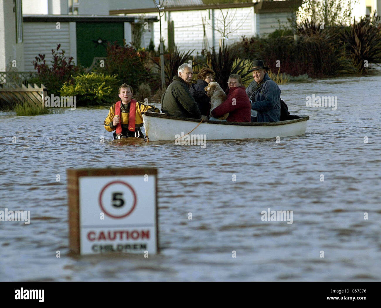 Die Bewohner werden aus dem Hazelwood Holiday Park in Dawlish, Devon, gerettet, der unter Wasser steht, nachdem Südengland nach einer Nacht mit sintflutartigen Regenfällen und Sturmwind neue Überschwemmungen erlitten hatte. Stockfoto