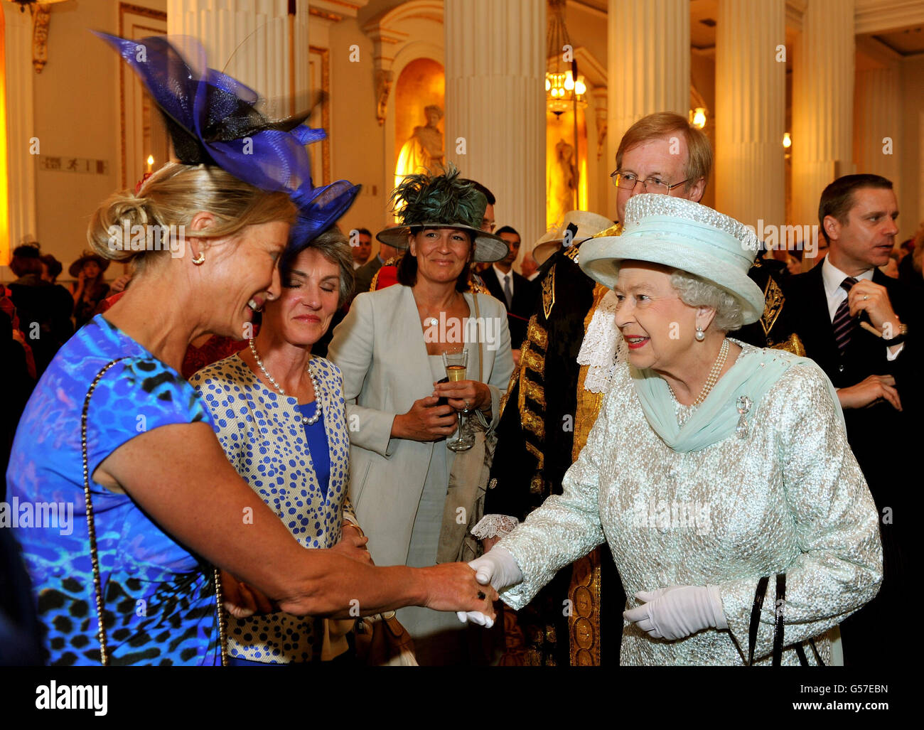 Königin Elizabeth II. Schüttelt sich die Hände mit Miss Debbie Houghton während eines Empfangs im Mansion House in der City of London zu Ehren ihres Diamantenjubiläums. Stockfoto