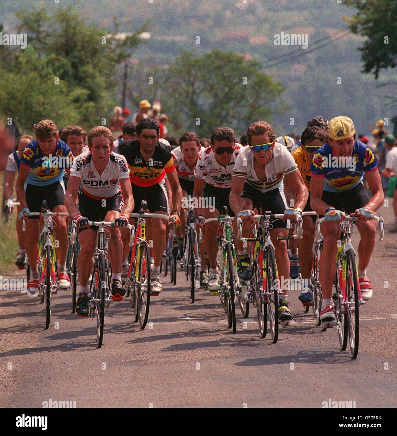 Robert Millar (r) des Z-Teams geht mit seinem Teamleiter Greg Lemond in die Causse noir-Besteigung. Claudio Chiapucci (gelb), Rudy Dhahens (2. L) und Claude Cricillion (3. L) folgen Stockfoto