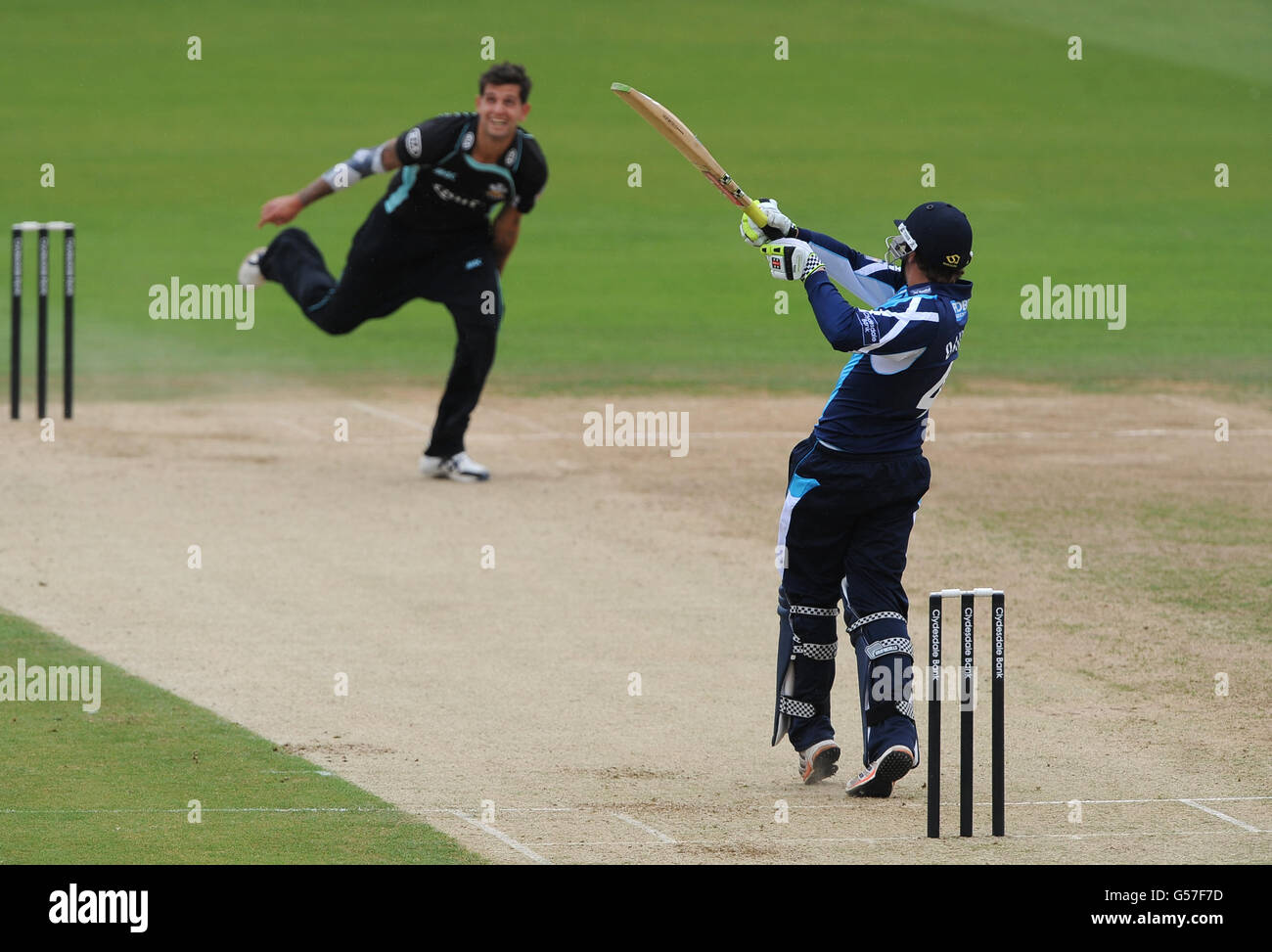 Der schottische Josh Davey wird von Surreys Jon Lewis (aus dem Bild) beim Bowling von Jade Dernbach (Mitte) gefangen. Stockfoto