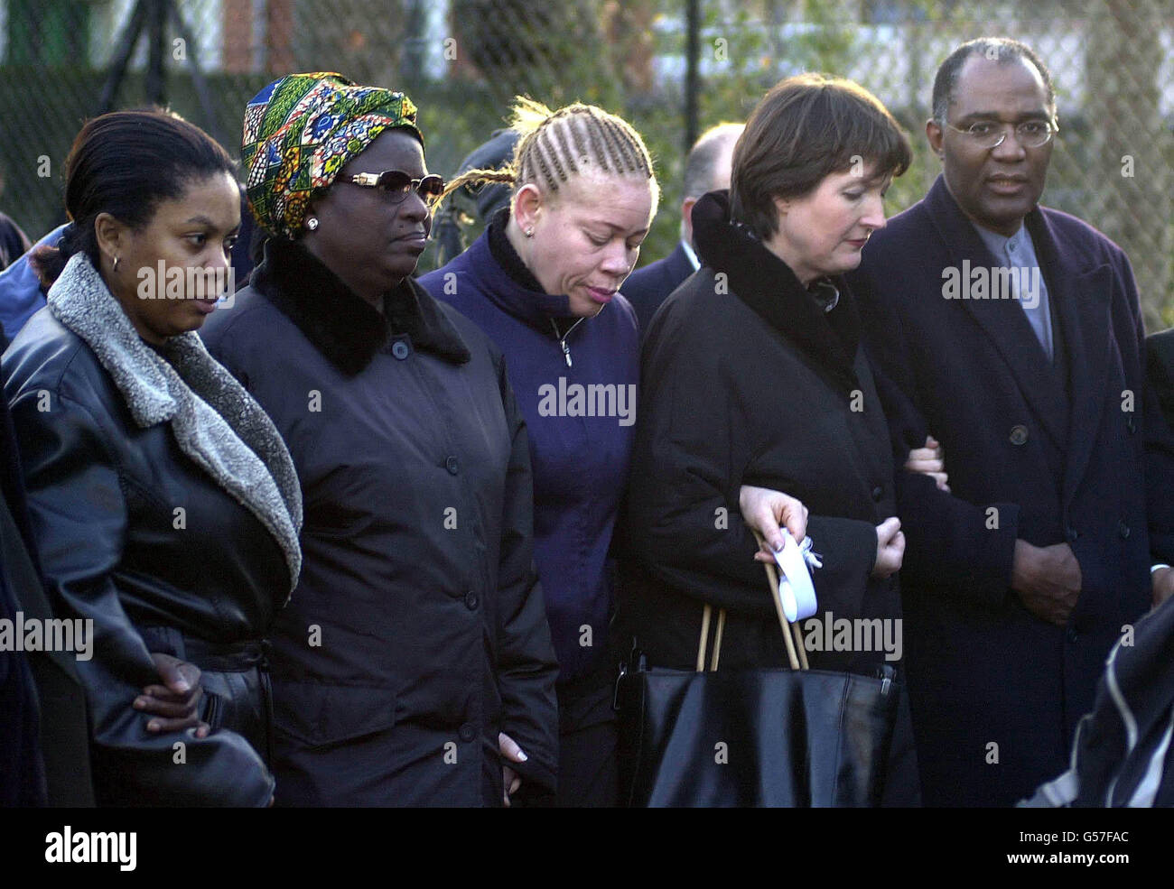 Dorcas Fáyemi, zweite Linke, Großmutter des ermordeten 10-jährigen Damilola Taylor, wird von dem lokalen Abgeordneten Harriet Harman und Trevor Phillips, dem Vorsitzenden der Greater London Authority, während eines gedenkmarsches durch Peckham zu seinen Ehren begleitet. * dreihundert Menschen kamen zum marsch. Stockfoto