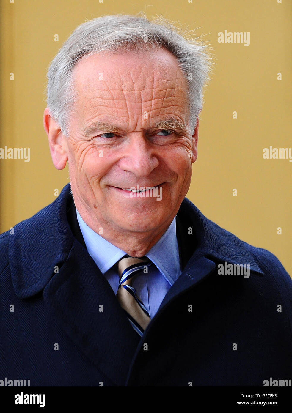 Jeffrey Archer auf Plattform 2 der Victoria Station in London, bei der Veröffentlichung der Veröffentlichung von James Sherwoods Orient Express: A Personal Journey. Stockfoto