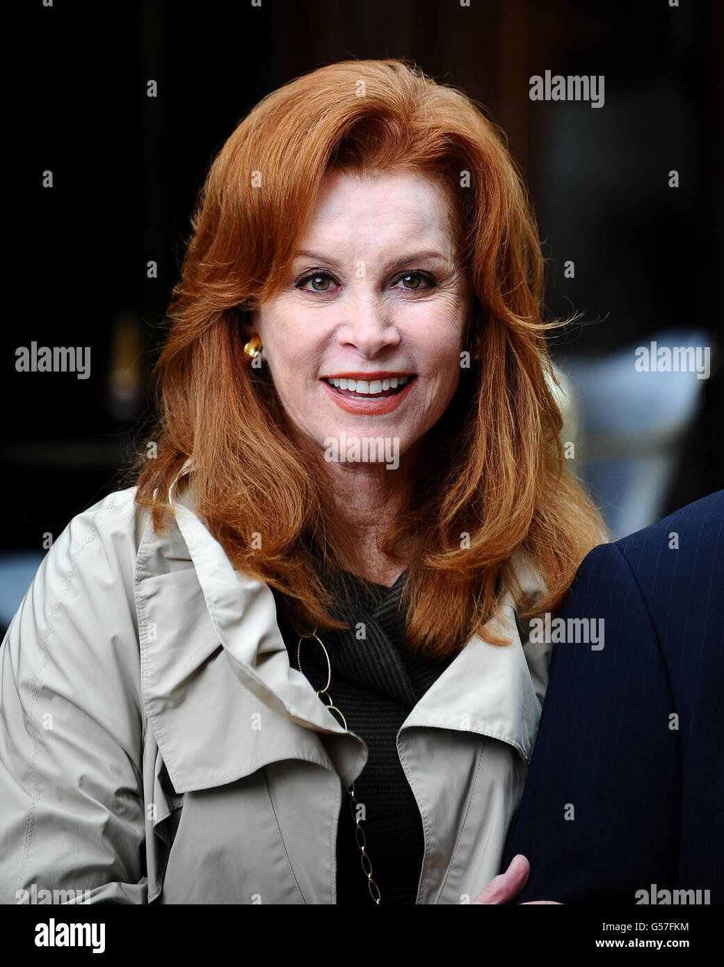 Stefanie macht sich auf Plattform 2 der Victoria Station in London auf, beim Launch der Veröffentlichung von James Sherwoods Orient Express: A Personal Journey. Stockfoto