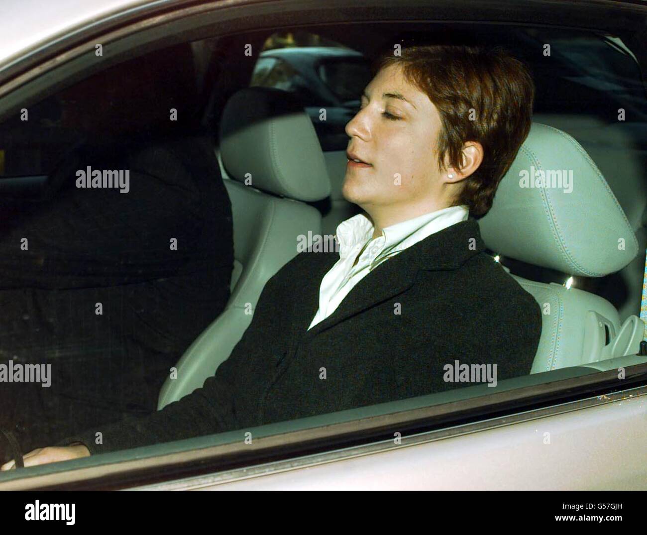 Sonya Burke verlässt das Bury St. Edmunds Crown Court in Bury St. Edmunds, Suffolk, nachdem sie zugegeben hatte, die Kokainversorgung während einer Party zuzulassen, auf der eine ihrer Freunde starb. * Sonya, 23, aus Hampstead, im Nordwesten Londons, die Tochter des stellvertretenden Richters des Obersten Gerichtshofs Jeffrey Burke QC, gab ebenfalls zu, das Rauchen von Cannabis zu erlauben, als sie erschien. Die Verurteilung wurde auf einen Termin verschoben, der festgelegt werden sollte. Stockfoto