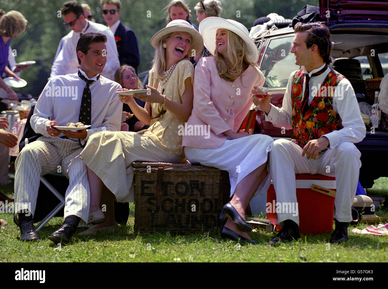 Nichols Gosling (l.) und sein Bruder Tim genießen die wohlüberlegte Hitzewelle mit ihren Freunden Daryl Rayner (l.) und Helen Thomas bei der Henley Regatta. Stockfoto