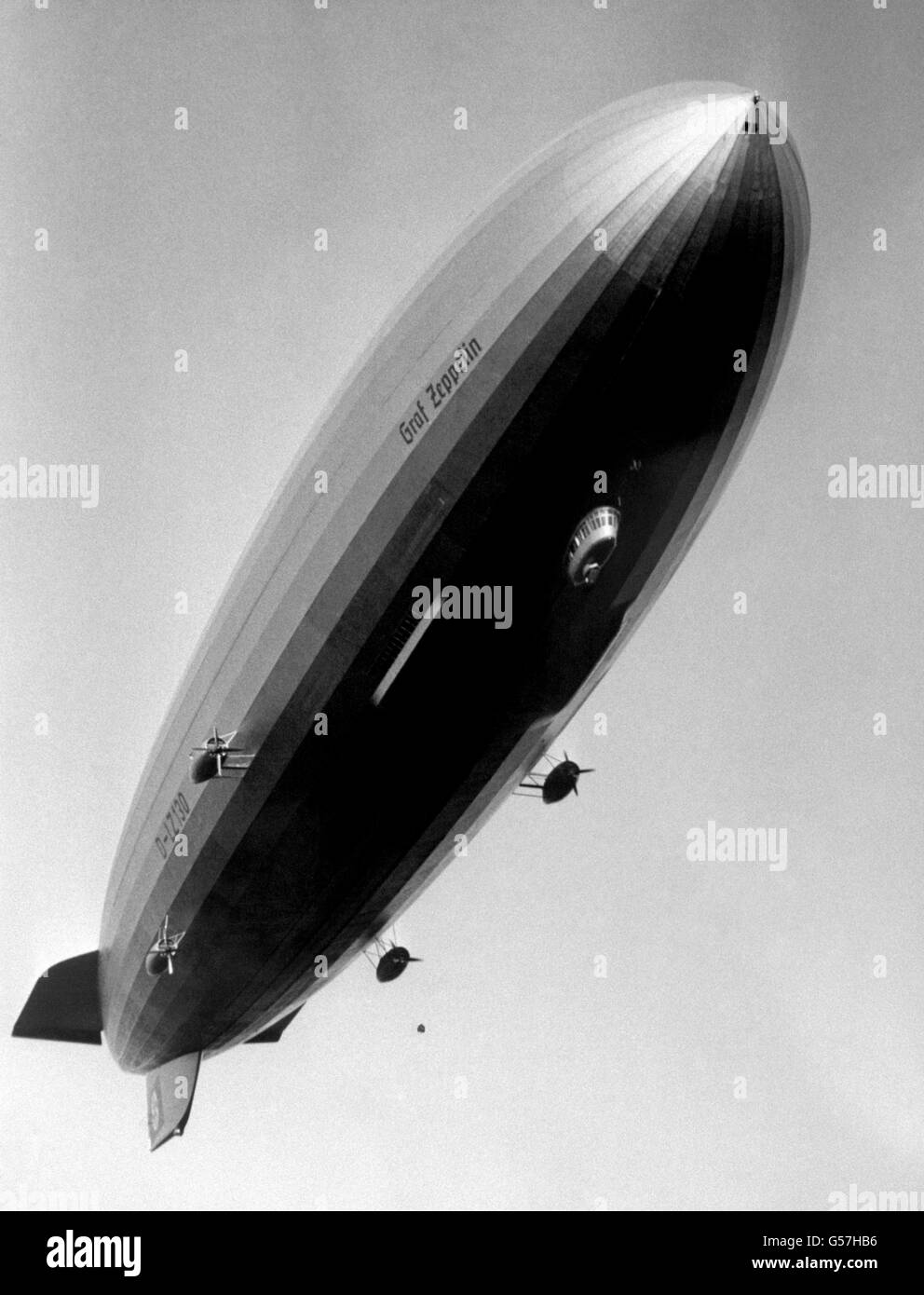 GRAF ZEPPELIN: Das deutsche Luftschiff 'Graf Zeppelin' am Flughafen Lowenthal nach ihrem Erstflug. Am 29. August 1929 machte das Luftschiff Geschichte, als es in 21 Tagen, 7 Stunden und 26 Minuten um den Globus flog Stockfoto
