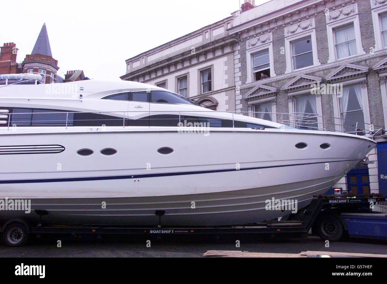 Die V65 von Princess auf dem Weg nach Earls Court zur London Boat Show 2001. Die Boote wurden am 4. Januar 2001 von Tieflader aus der Themse heraus durch die Straßen der Hauptstadt zum Ausstellungszentrum gefahren. Stockfoto