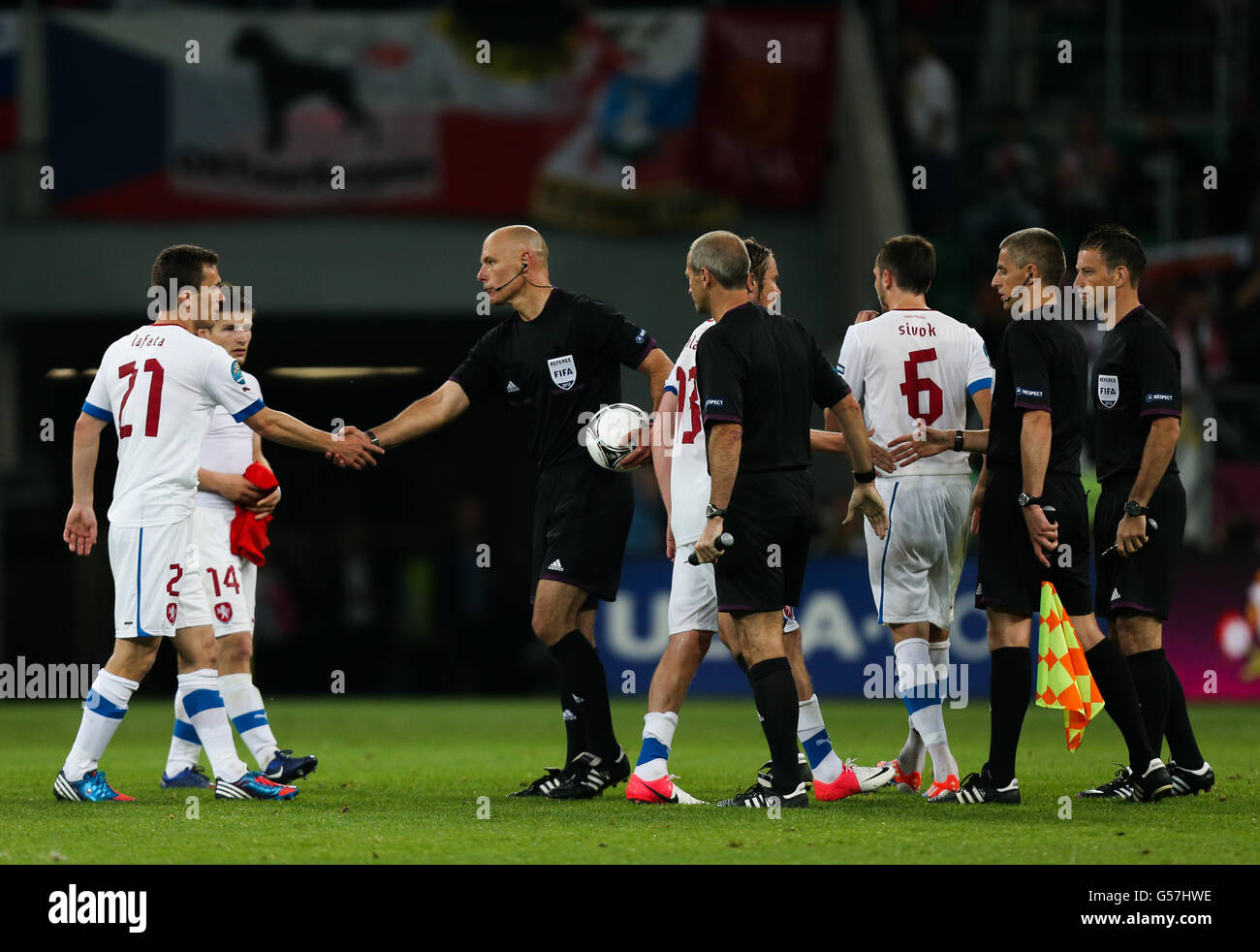 Schiedsrichter Howard Webb schüttelt sich die Hände mit dem tschechischen David Lafata Nach dem Ende des Spiels Stockfoto