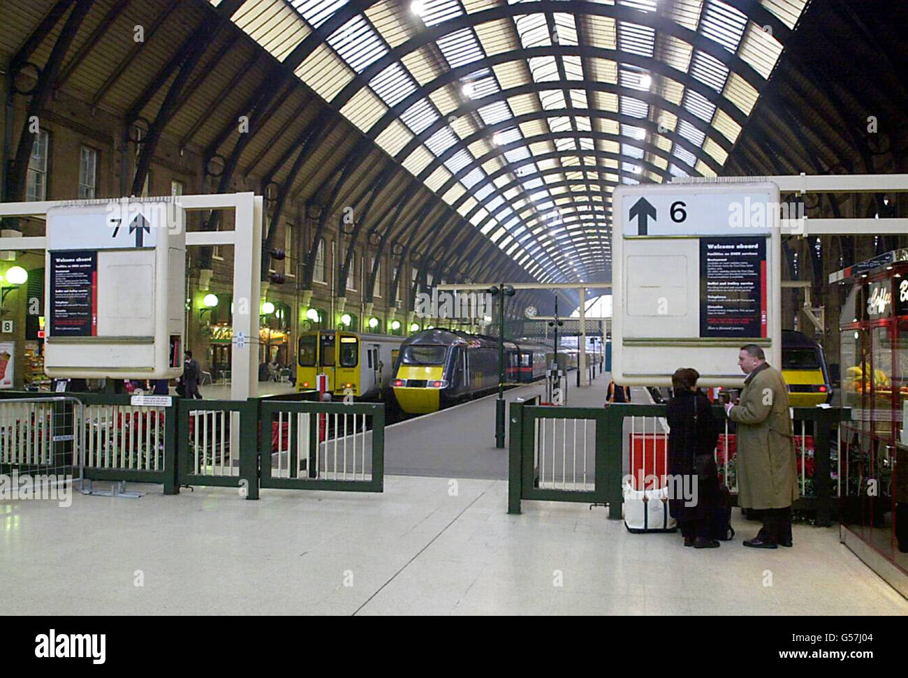 Ein ruhiger Start am Londoner Kings Cross, London, aber der festliche Ausflug wird später voraussichtlich zu Eisenbahnmisere führen. Die Züge auf einigen Strecken waren ausgebucht und viele Bahnverbindungen wurden aufgrund von Geschwindigkeitsbeschränkungen reduziert. Stockfoto