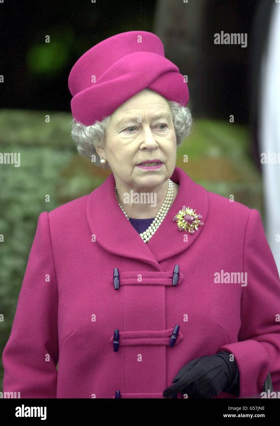 Die Königin, nachdem sie und der Rest der königlichen Familie an einem Sonntagsgottesdienst der St. Mary Magdalene Church in Sandringham, Norfolk, teilgenommen hatten. Stockfoto