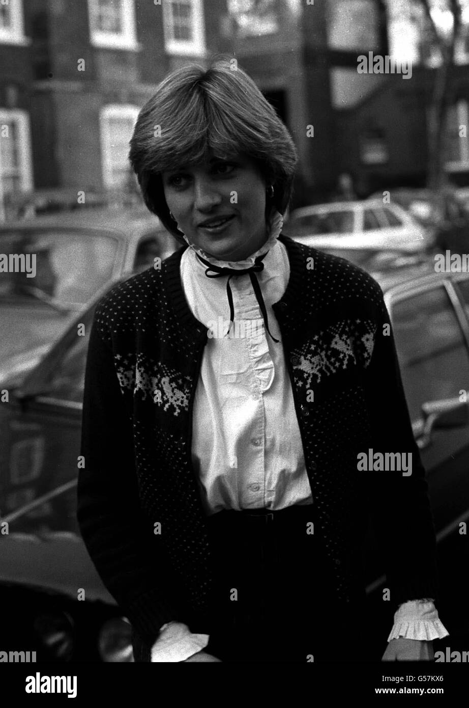 LADY DIANA SPENCER 1980: Lady Diana Spencer lächelt den wartenden Fotografen zu, als sie ihre Londoner Wohnung für einen Einkaufsbummel nach Knightsbridge verlässt. Der Name der 19-jährigen Tochter von Earl Spencer, dem Grundbesitzer von Northamptonshire, wird romantisch mit dem Namen des Prince of Wales verbunden. Stockfoto