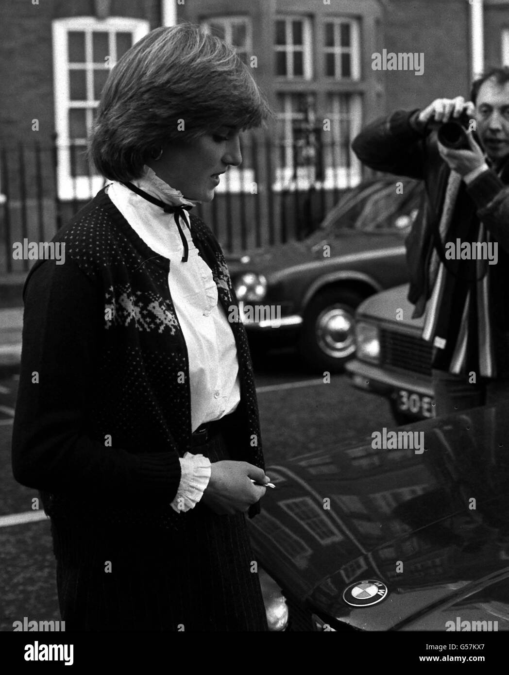 LADY DIANA SPENCER 1980: Lady Diana Spencer wird der Aufmerksamkeit der Presse ausgesetzt, als sie ihre Wohnung am Earls Court, London, für einen Einkaufsbummel nach Knightsbridge verlässt. Der Name der 19-jährigen Tochter von Earl Spencer ist romantisch mit dem des Prinzen von Wales verbunden. Stockfoto