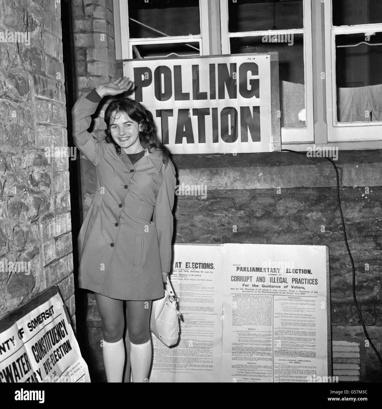 Britische Wahlgeschichte wurde bei der Bridgwater Wahl am 12. März 1970 gemacht. Dies war die erste Wahl, die stattgefunden hat, seit das Mindestalter für die Stimmabgabe am 1. Januar 1970 von 21 auf 18 reduziert wurde. Ein fröhlicher Gruß an die britische Wahlgeschichte von der 18-jährigen Schreibkraft Trudy Sellick aus North Newton, Somerset, im Wahllokal in North Newton, wo sie heute Morgen um 7 Uhr morgens zur Eröffnung des Senders stimmte. Stockfoto