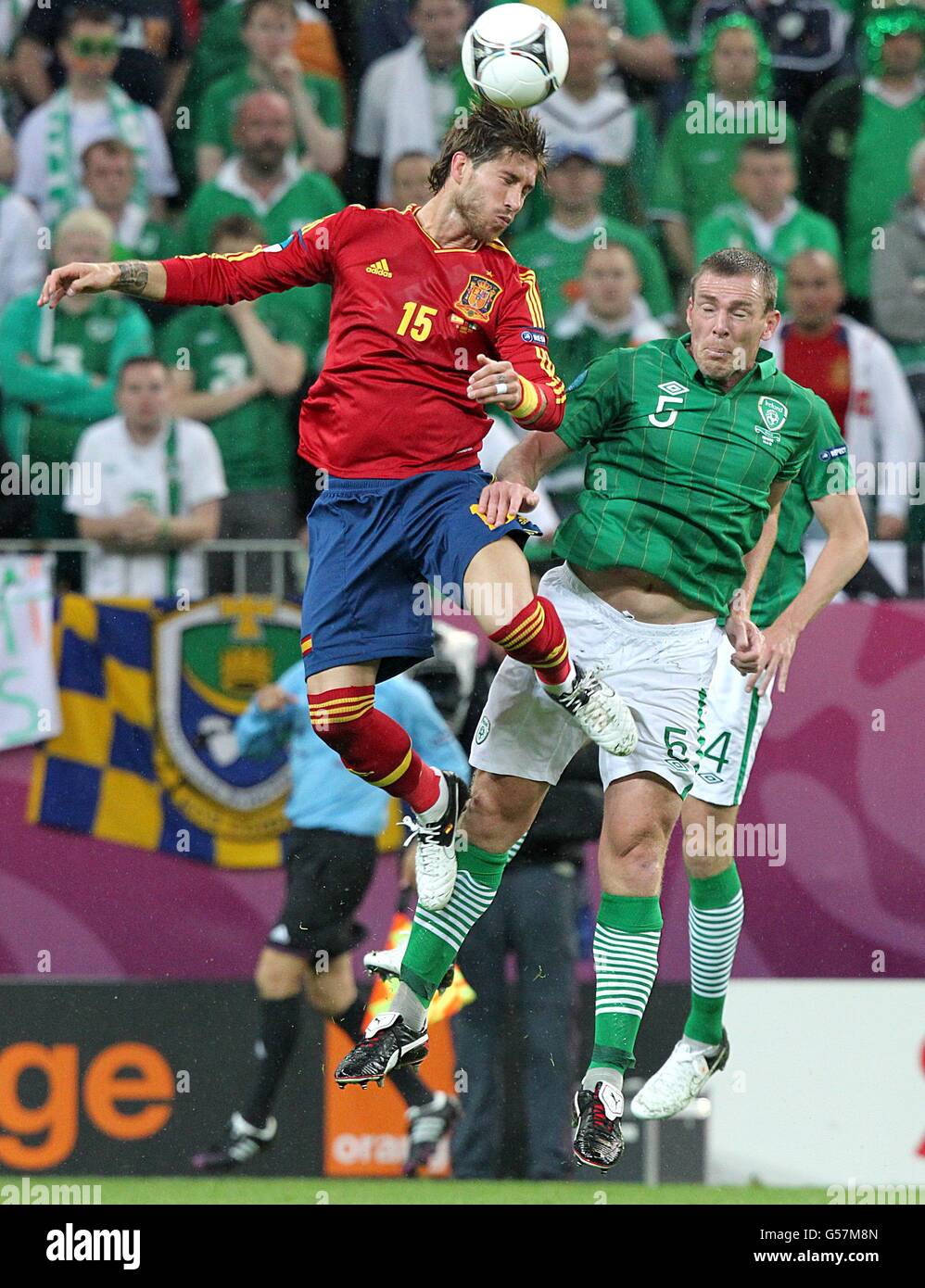 Richard Dunne (rechts) der Republik Irland und Garcia Sergio aus Spanien Ramos (links) kämpft um den Ball Stockfoto