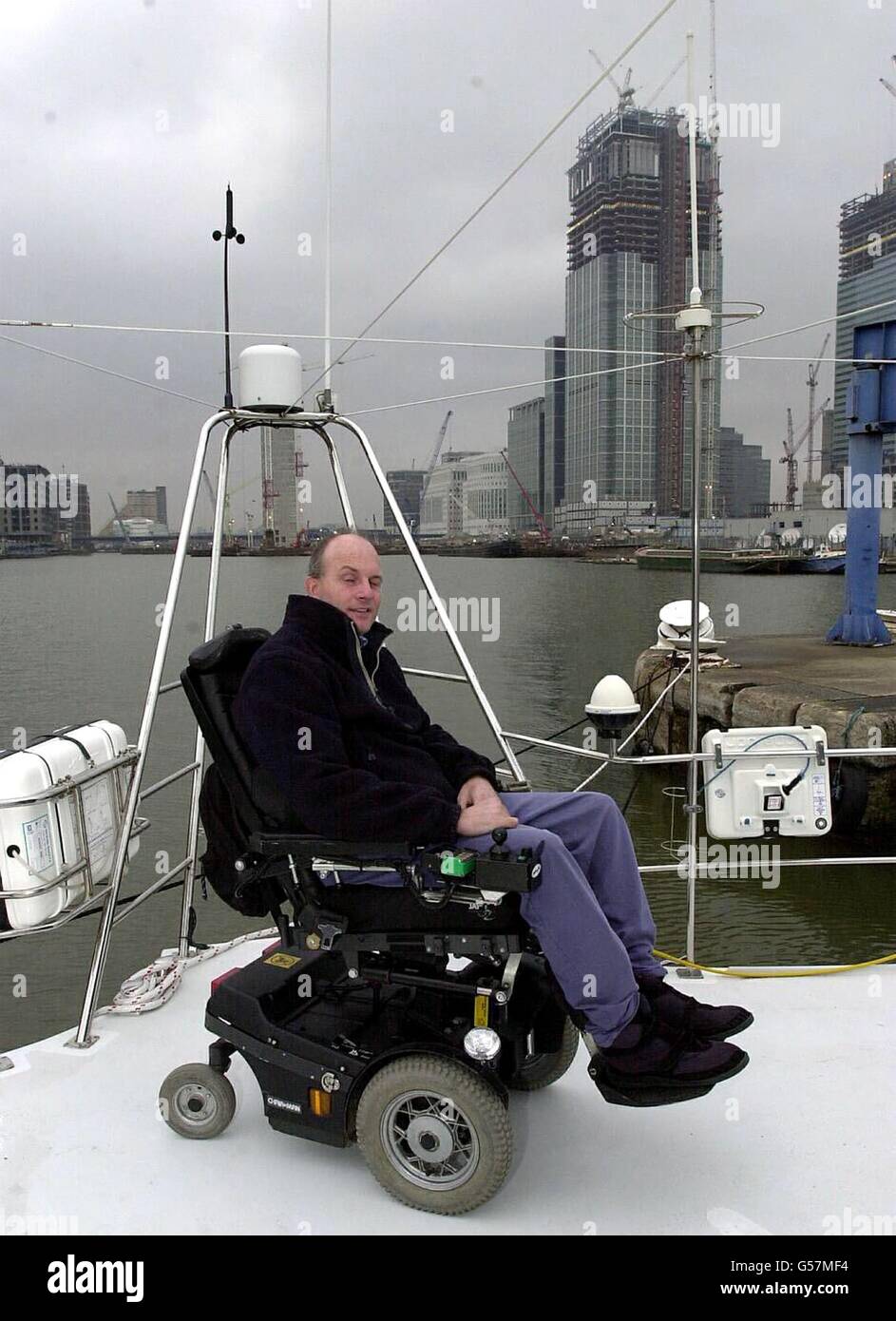 Trevor Jones auf seiner Yacht The Inventure im West India Dock, London, wo der 38-Jährige anwirbt, der erste Quadriplegic-Segler zu werden, der in einem wingsail-Schiff um die Welt segelt. Jones hat fast eine Million für die Umwandlung der Investure ausgegeben. * damit er sie von seinem speziell angepassten Rollstuhl 18,000 aus segeln kann. Die internationale Bootsfrau Tracy Edwards unterstützt eine Wohltätigkeitsorganisation, die vom ehemaligen Hubschrauberpiloten der Royal Navy zugunsten anderer schwerbehinderter Seeleute eingerichtet wurde. Stockfoto