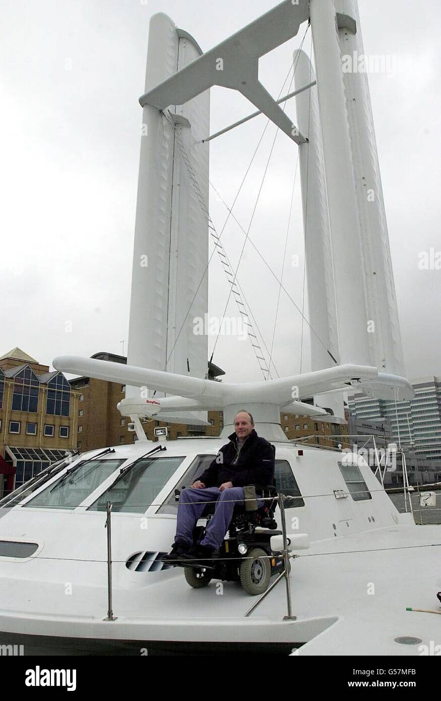 Trevor Jones auf seiner Yacht The Inventure im West India Dock, London, wo der 38-Jährige sich bewirbt, der erste Quadriplegic-Segler zu werden, der in einem wingsail-Schiff um die Welt segelt. Jones hat fast eine Million für die Umwandlung der Inventure ausgegeben. * damit er sie von seinem speziell angepassten Rollstuhl 18,000 aus segeln kann. Die internationale Bootsfrau Tracy Edwards unterstützt eine Wohltätigkeitsorganisation, die vom ehemaligen Hubschrauberpiloten der Royal Navy zugunsten anderer schwerbehinderter Seeleute gegründet wurde. * 20/12/00 von Trevor Jones auf seiner Yacht Inventure in West India Dock, London, wo der 38-Jährige ist Stockfoto